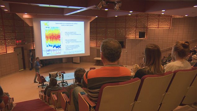 Le chercheur scientifique de Pêches et Océans Canada à l'Institut Maurice-Lamontagne présente les résultats de ses recherches. Le chercheur scientifique de Pêches et Océans Canada à l'Institut Maurice-Lamontagne présente les résultats de ses recherches.