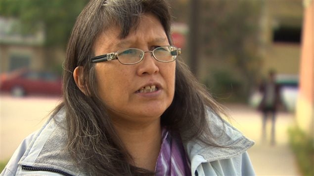 Vivian Ketchum raconte qu'elle a été jetée à terre par un agent de sécurité dans une clinique de santé de Winnipeg lors d'un incident « à caractère raciste » survenu mardi. Vivian Ketchum raconte qu'elle a été jetée à terre par un agent de sécurité dans une clinique de santé de Winnipeg lors d'un incident « à caractère raciste » survenu mardi.