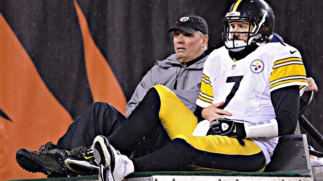 Ben Roethlisberger est toujours incommodé par une blessure à l'épaule Ben Roethlisberger est toujours incommodé par une blessure à l'épaule
