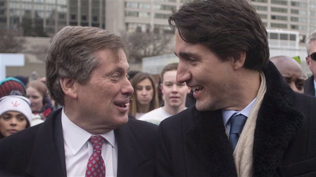Le maire de Toronto, John Tory (à g.), en compagnie du premier ministre Justin Trudeau devant l'hôtel de ville. Le maire de Toronto, John Tory (à g.), en compagnie du premier ministre Justin Trudeau devant l'hôtel de ville.