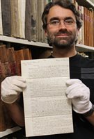 L'archiviste du Musée de la Gaspésie, Jeannot Bourdages, présente une lettre envoyée en 1842 de Jersey pour la Compagnie Robin. L'archiviste du Musée de la Gaspésie, Jeannot Bourdages, présente une lettre envoyée en 1842 de Jersey pour la Compagnie Robin.