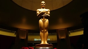Une statue des Oscars Une statue des Oscars