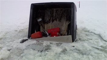 Le camion de Robert Bland a coulé à travers la glace à Split Lake, dans le nord du Manitoba. Le camion de Robert Bland a coulé à travers la glace à Split Lake, dans le nord du Manitoba.
