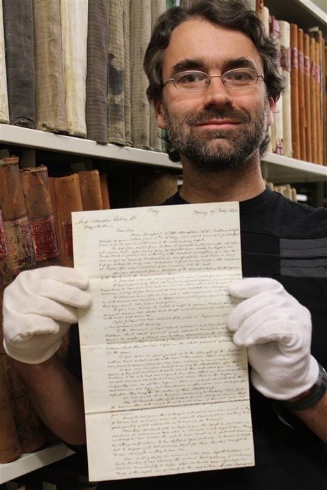 L'archiviste du Musée de la Gaspésie, Jeannot Bourdages, présente une lettre envoyée en 1842 de Jersey pour la Compagnie Robin. L'archiviste du Musée de la Gaspésie, Jeannot Bourdages, présente une lettre envoyée en 1842 de Jersey pour la Compagnie Robin.