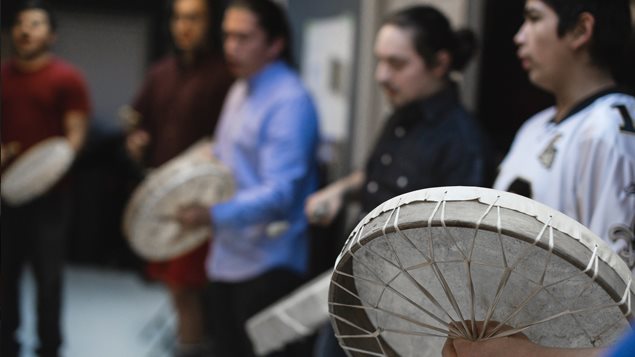 Des membres de l'organisme Kwi Awt Stelmexw qui défend la culture de la Première Nation Squamish. Des membres de l'organisme Kwi Awt Stelmexw qui défend la culture de la Première Nation Squamish.