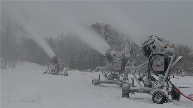Des canons à neige (archives) Des canons à neige (archives)