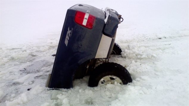 Le camion de Robert Bland a coulé à travers la glace à Split Lake, dans le nord du Manitoba. Le camion de Robert Bland a coulé à travers la glace à Split Lake, dans le nord du Manitoba.