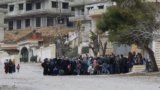 Des Syriens attendent l'aide humanitaire à Madaya, en Syrie. Des Syriens attendent l'aide humanitaire à Madaya, en Syrie.