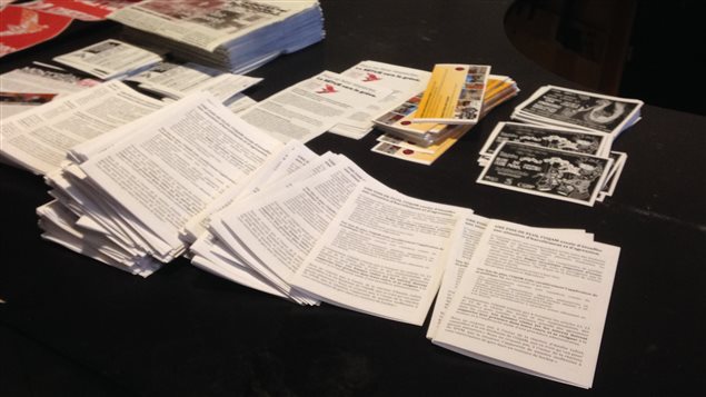 Plusieurs tracts dénoncent l'inaction de l'UQAM dans le traitement d'une plainte pour harcèlement sexuel. Plusieurs tracts dénoncent l'inaction de l'UQAM dans le traitement d'une plainte pour harcèlement sexuel.