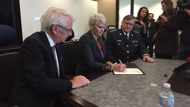 La ministre responsable des Services correctionnels et de la police Christine Tell inaugure un nouveau laboratoire d'analyse prévisionnelle La ministre responsable des Services correctionnels et de la police Christine Tell inaugure un nouveau laboratoire d'analyse prévisionnelle