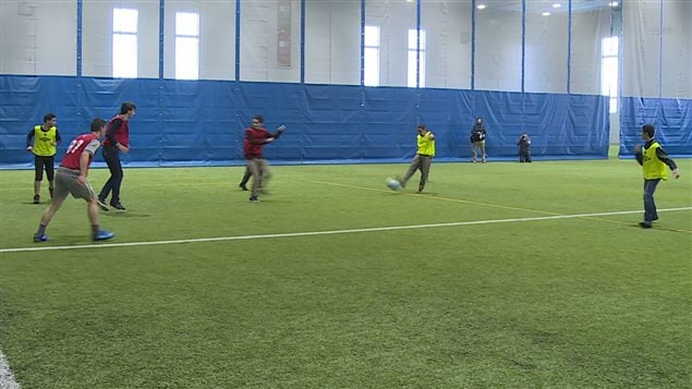 Des réfugiés syriens jouent au soccer à Halifax. Des réfugiés syriens jouent au soccer à Halifax.