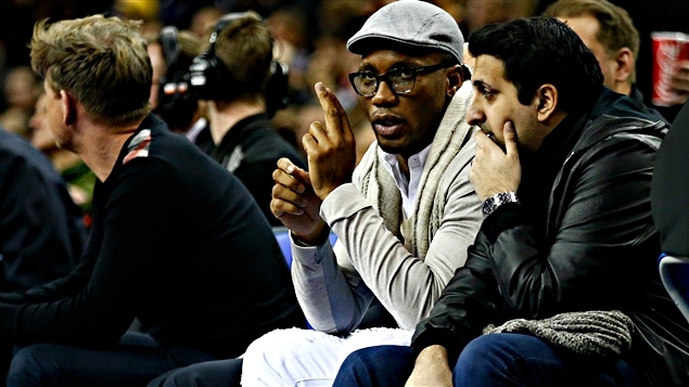 Didier Drogba a assisté au match des Raptors de Toronto à Londres, jeudi Didier Drogba a assisté au match des Raptors de Toronto à Londres, jeudi
