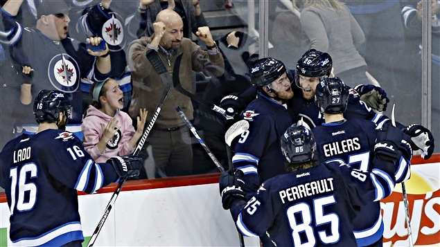 Les Jets célèbrent le but gagnant de Blake Wheeler (26) Les Jets célèbrent le but gagnant de Blake Wheeler (26)