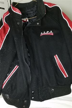 Le manteau que portait le suspect lors d'une tentative de vol à main armée à Campbellton, le 5 janvier. Le manteau que portait le suspect lors d'une tentative de vol à main armée à Campbellton, le 5 janvier.