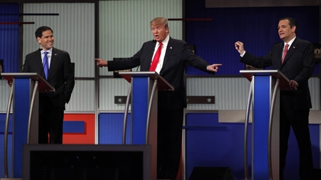 Le candidat Donald Trump, entouré de deux de ses rivaux, Marco Rubio et Ted Cruz
Le candidat Donald Trump, entouré de deux de ses rivaux, Marco Rubio et Ted Cruz