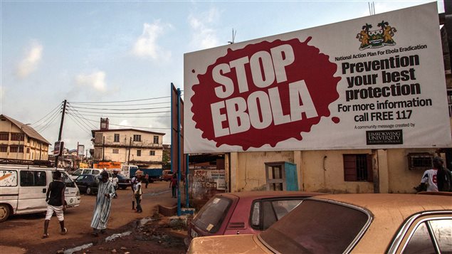 Une affiche faisant la promotion de la prévention contre le virus Ebola à Freetown, en Sierra Leone (15 janvier 2016) Une affiche faisant la promotion de la prévention contre le virus Ebola à Freetown, en Sierra Leone (15 janvier 2016)