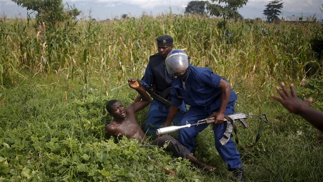 Des policiers burundais, lors de l'arrestation d'un opposant à la candidature de Pierre Nkurunziza, en mai 2015. Des policiers burundais, lors de l'arrestation d'un opposant à la candidature de Pierre Nkurunziza, en mai 2015.