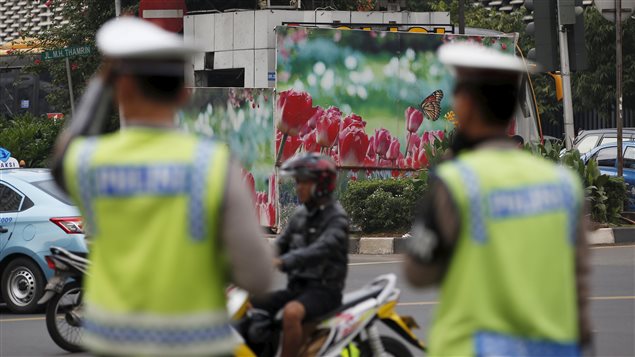 La police indonésienne est sur le qui-vive au lendemain des attentats meurtriers dans le centre de Jakarta, revendiqués par le groupe armé État islamique. La police indonésienne est sur le qui-vive au lendemain des attentats meurtriers dans le centre de Jakarta, revendiqués par le groupe armé État islamique.