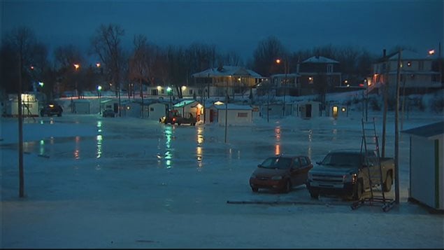Près de 350 des 400 cabanes habituelles du village temporaire ont été installées sur la rivière Sainte-Anne Près de 350 des 400 cabanes habituelles du village temporaire ont été installées sur la rivière Sainte-Anne