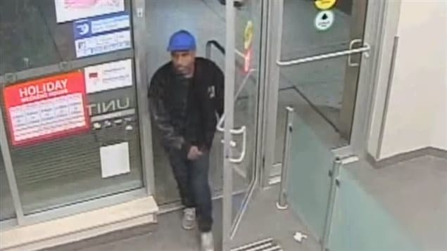 La police recherche cet homme qu'elle soupçonne d'avoir voler pour 1 500 $ de gommes. La police recherche cet homme qu'elle soupçonne d'avoir voler pour 1 500 $ de gommes.