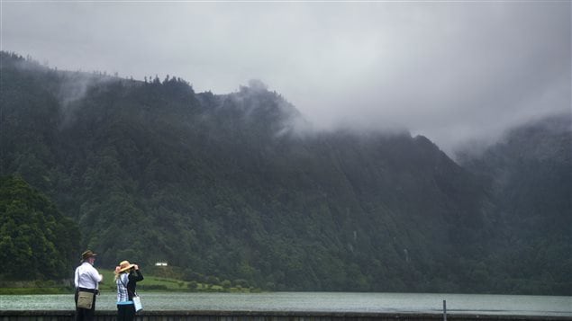 Des touristes photographient le lagon Sere Cidade, sur l'île Sao Miguel, dans l'archipel des Açores, au Portugal. (14 janvier 2015) Des touristes photographient le lagon Sere Cidade, sur l'île Sao Miguel, dans l'archipel des Açores, au Portugal. (14 janvier 2015)