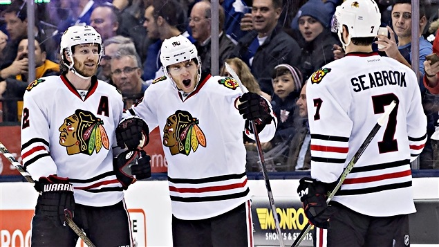 Patrick Kane, entouré de Duncan Keith et Brent Seabrook Patrick Kane, entouré de Duncan Keith et Brent Seabrook