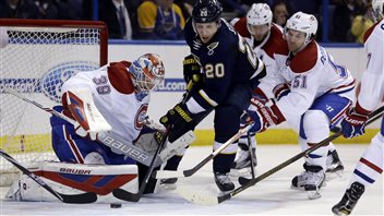 Alexander Steen est frustré par Mike Condon en deuxième période. Alexander Steen est frustré par Mike Condon en deuxième période.