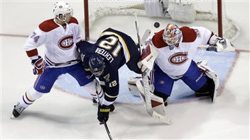Jori Lehtera tente de déjouer Mike Condon en première période. Jori Lehtera tente de déjouer Mike Condon en première période.