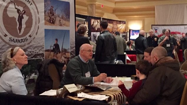 Les exposants tentent de vendre des voyages de chasse en Afrique. Les exposants tentent de vendre des voyages de chasse en Afrique.