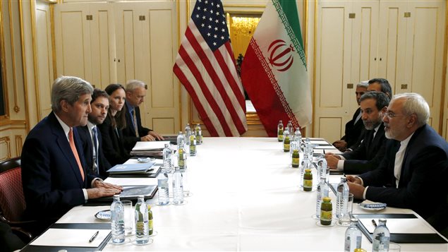 Le secrétaire d'État américain John Kerry a rencontré son homologue iranien, Mohammad Javad Zarif, en Autriche, le jour de la levée des sanctions internationales contre l'Iran. Le secrétaire d'État américain John Kerry a rencontré son homologue iranien, Mohammad Javad Zarif, en Autriche, le jour de la levée des sanctions internationales contre l'Iran.