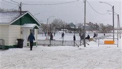 Des bénévoles ont sauvé la patinoire de Peti-Matane. Des bénévoles ont sauvé la patinoire de Peti-Matane.