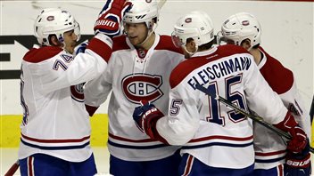 Lars Eller est félicité par ses coéquipiers après son but en première période. Lars Eller est félicité par ses coéquipiers après son but en première période.