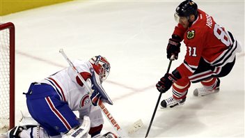 Ben Scrivens calme le jeu devant Marian Hossa en première période. Ben Scrivens calme le jeu devant Marian Hossa en première période.