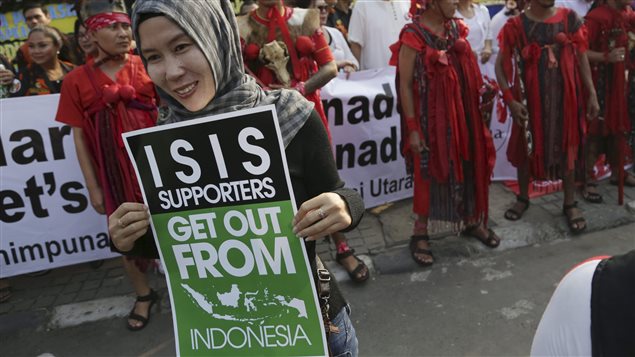 Une musulmane de Jakarta proteste contre la présence de djihadistes dans son pays. Une musulmane de Jakarta proteste contre la présence de djihadistes dans son pays.