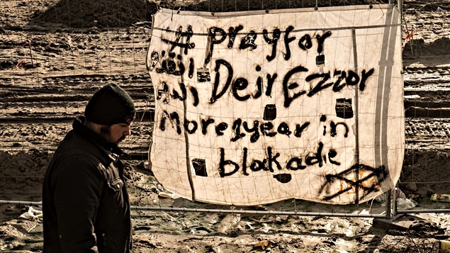 « Priez pour Deir Ezzor », peut-on lire sur ce drapeau. « Priez pour Deir Ezzor », peut-on lire sur ce drapeau.