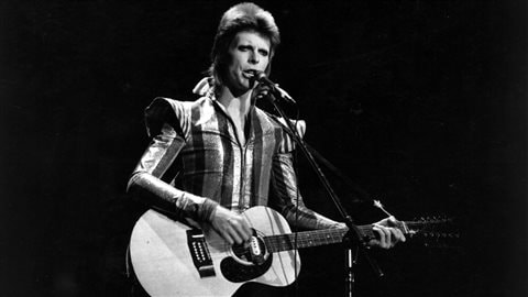 David Bowie lors du dernier concert de Ziggy Stardust au Hammersmith Odeon de Londres en 1973 David Bowie lors du dernier concert de Ziggy Stardust au Hammersmith Odeon de Londres en 1973