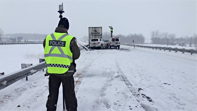 Un peu avant la réouverture de l'autoroute après la collision mortelle survenue à la hauteur de Sainte-Hélène-de-Bagot. Un peu avant la réouverture de l'autoroute après la collision mortelle survenue à la hauteur de Sainte-Hélène-de-Bagot.