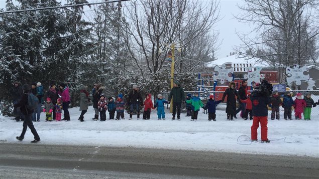 Chaîne humaine autour du CPE Le Bilboquet de Sherbrooke Chaîne humaine autour du CPE Le Bilboquet de Sherbrooke