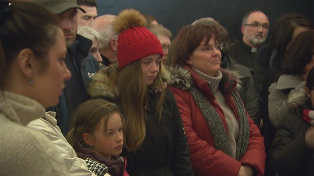 Des centaines de personnes ont assisté à la vigile. Des centaines de personnes ont assisté à la vigile.