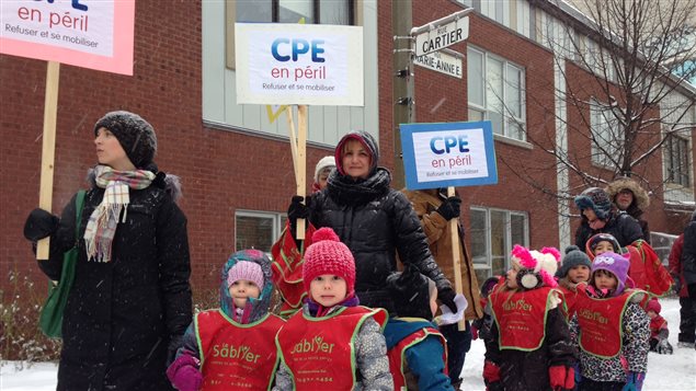 Manifestation devant le CPE Le Sablier à Montréal Manifestation devant le CPE Le Sablier à Montréal