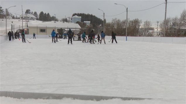Une glace extérieure importante pour les résidents de Petit-Matane. Une glace extérieure importante pour les résidents de Petit-Matane.