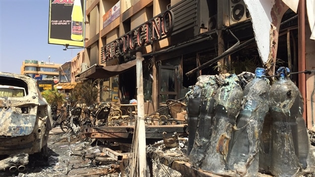 Voitures et motos incendiées par les terroristes devant le café Cappuccino à Ouagadougou. Voitures et motos incendiées par les terroristes devant le café Cappuccino à Ouagadougou.
