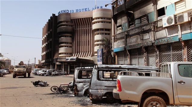 Des automobiles brûlées près de l'hôtel Splendid, après l'attaque d'un commando terroriste à Ouagadougou, au Burkina Faso Des automobiles brûlées près de l'hôtel Splendid, après l'attaque d'un commando terroriste à Ouagadougou, au Burkina Faso