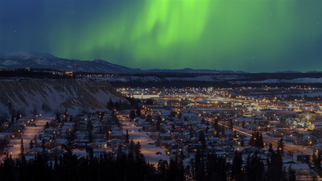 Aurores boréales dans le ciel de Whitehorse
