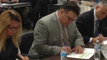 Luc Handfield signe le nouveau protocole sur l'évaluation des risques de menaces et de violences au nom du Conseil des écoles fransaskoises Luc Handfield signe le nouveau protocole sur l'évaluation des risques de menaces et de violences au nom du Conseil des écoles fransaskoises