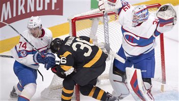 Zac Rinaldo tente de nuire au travail de Mike Condon en première période. Zac Rinaldo tente de nuire au travail de Mike Condon en première période.
