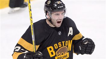 Patrice Bergeron célèbre son but en deuxième période. Patrice Bergeron célèbre son but en deuxième période.