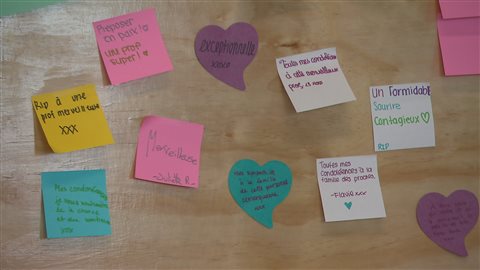 Les élèves ont laissé des messages à la mémoire de leur professeure. Les élèves ont laissé des messages à la mémoire de leur professeure.
