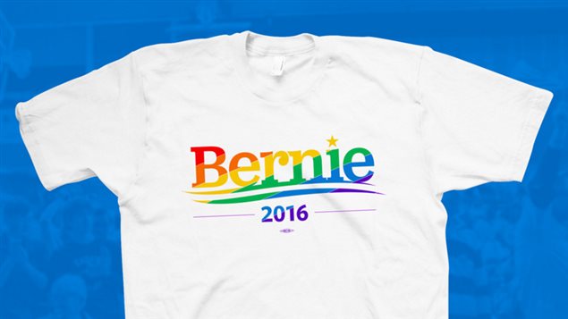 Un t-shirt aux couleurs de la fierté gaie vendu sur le site web de Bernie Sanders Un t-shirt aux couleurs de la fierté gaie vendu sur le site web de Bernie Sanders