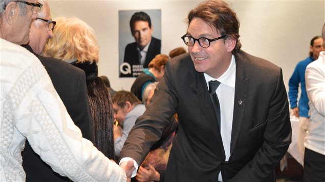 Pierre Karl Péladeau serre la main de militants Pierre Karl Péladeau serre la main de militants